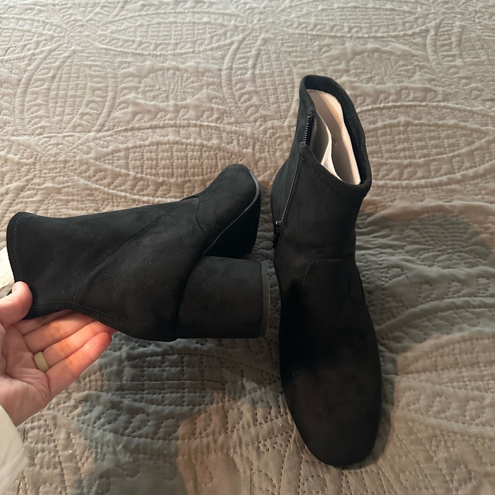 White Moutain. Never worn. Size 7. Super soft and comfortable
